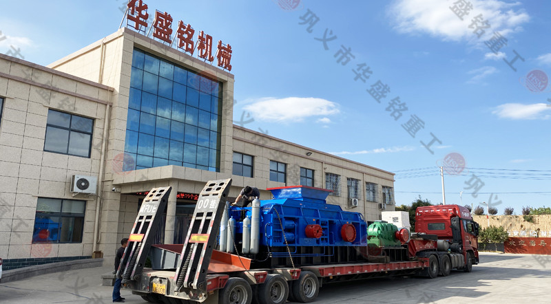 全自動(dòng)液壓對(duì)輥破碎機(jī)發(fā)往江西的發(fā)貨現(xiàn)場